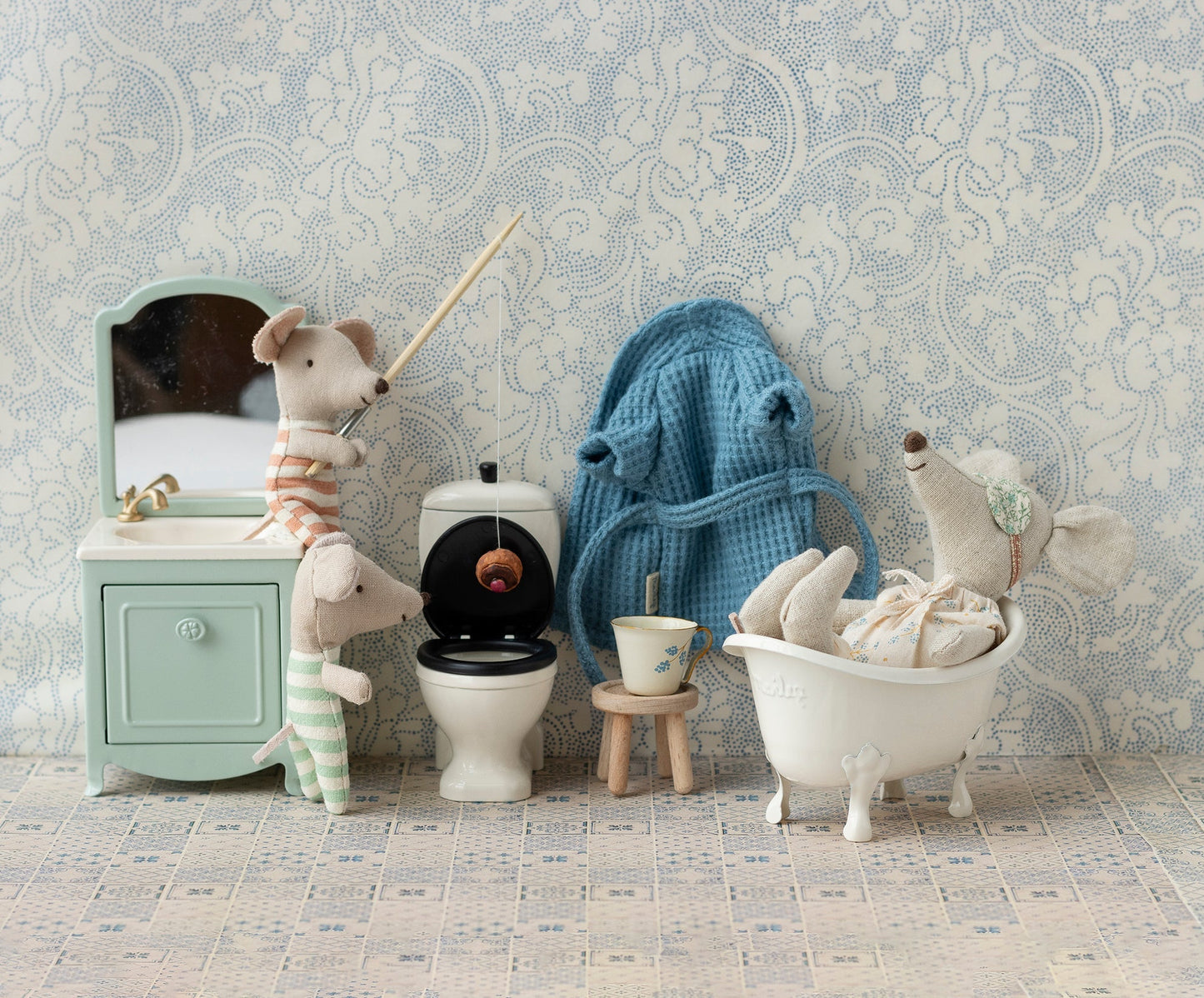  Bathtub, Mouse